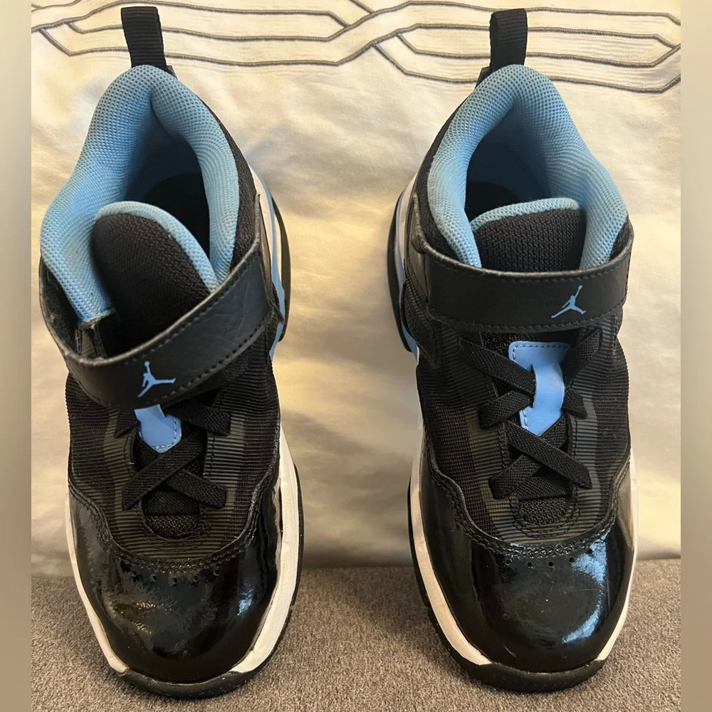 Nike kids Jordan Stay Loyal 3 flight sneaker/ Velcro closure/excellent condition - Picture 2 of 5